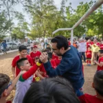 A PETICIÓN DE NIÑOS Y MADRES, JUAN DE DIOS GÁMEZ SE COMPROMETE A CONSTRUIR OTRA CANCHA DE PASTO SINTÉTICO