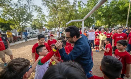 A PETICIÓN DE NIÑOS Y MADRES, JUAN DE DIOS GÁMEZ SE COMPROMETE A CONSTRUIR OTRA CANCHA DE PASTO SINTÉTICO