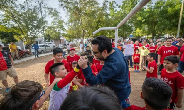 A PETICIÓN DE NIÑOS Y MADRES, JUAN DE DIOS GÁMEZ SE COMPROMETE A CONSTRUIR OTRA CANCHA DE PASTO SINTÉTICO
