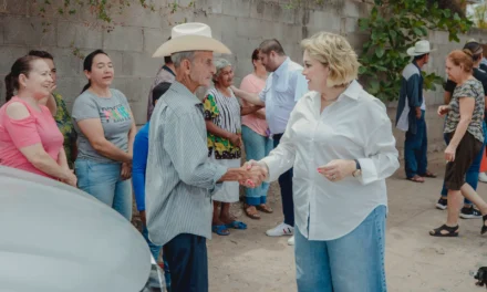 ENTREGA LA DRA. ENEYDA ROCHA A NOMBRE DEL GOBERNADOR DE SINALOA APOYOS EN COMUNIDADES DE BADIRAGUATO