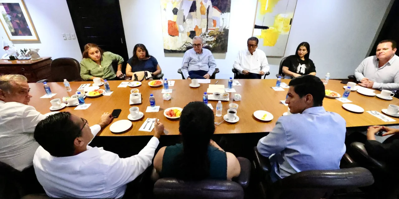 GOBERNADOR ROCHA RECIBE A FAMILIAS DESPLAZADAS DEL SUR DE SINALOA