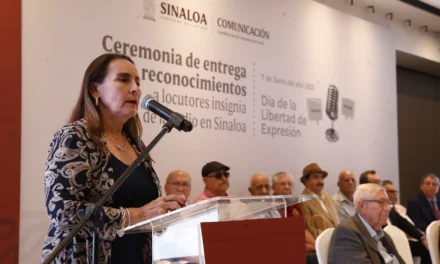 GOBIERNO DEL ESTADO RECONOCE A 12 LOCUTORES INSIGNIA DE LA RADIODIFUSIÓN SINALOENSE
