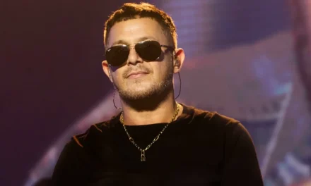 ALEJANDRO SANZ AGREGA A CARÍN LEÓN A SU LISTA DE COLABORACIONES DEL 2025 CON EL “EL VINO DE TU BOCA REMIX”
