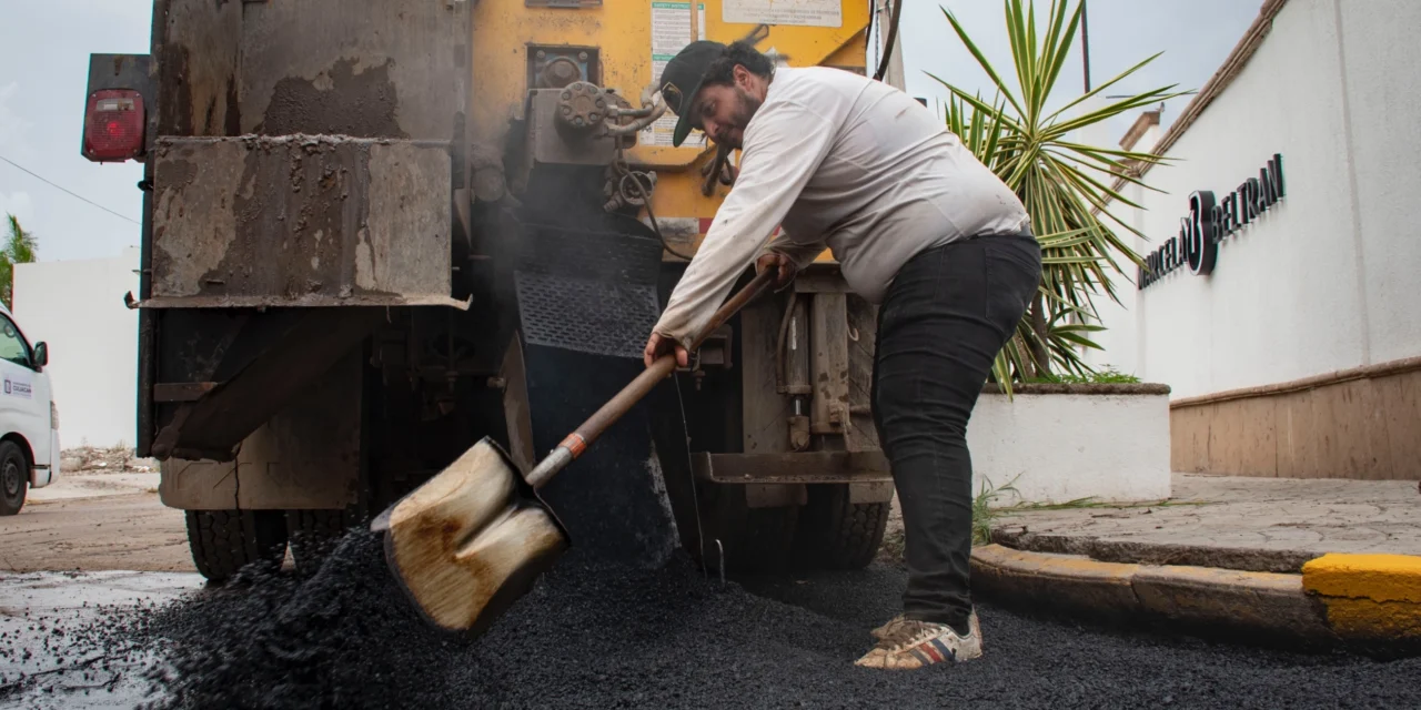 ATIENDEN VIALIDADES CON TRABAJOS DE BACHEO EN COLONIAS DE CULIACÁN
