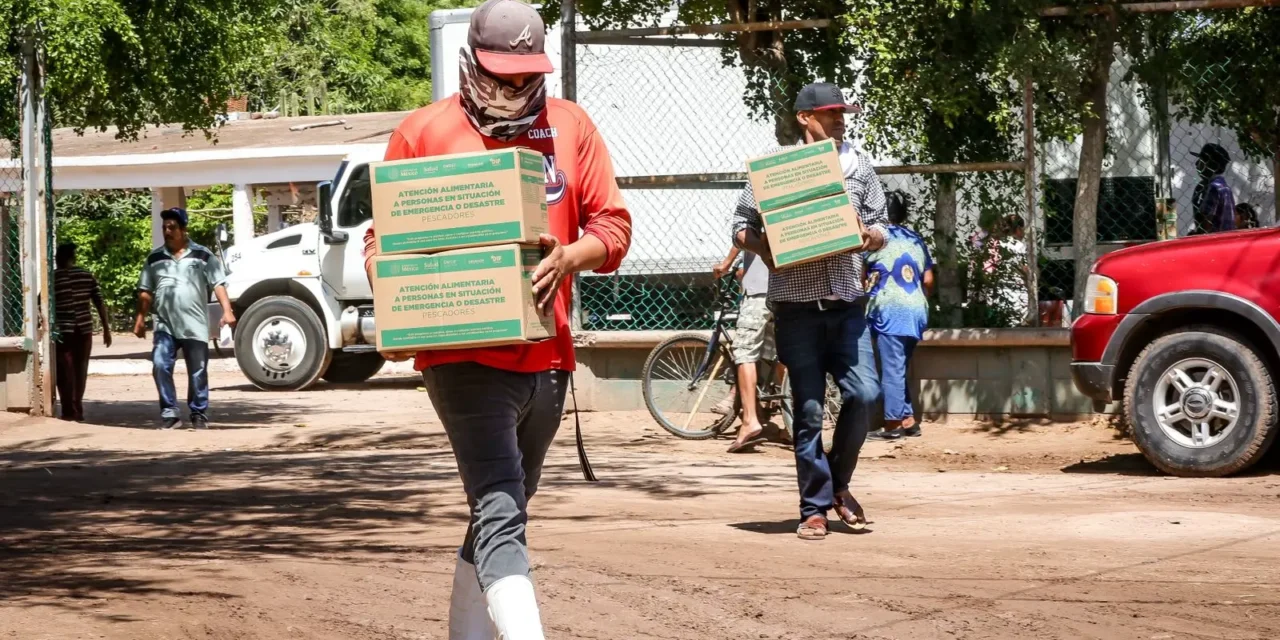 FAMILIAS DE LOS CAMPOS PESQUEROS OHUIRA Y BACOREHUIS RECIBEN DESPENSAS DE DIF SINALOA