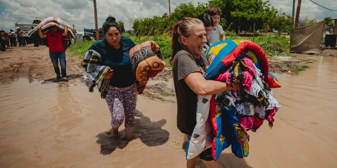 ATIENDE DIF SINALOA A LAS FAMILIAS AFECTADAS POR LA LLUVIA DE LA COLONIA VALLE DEL CARDENAL EN CULIACÁN