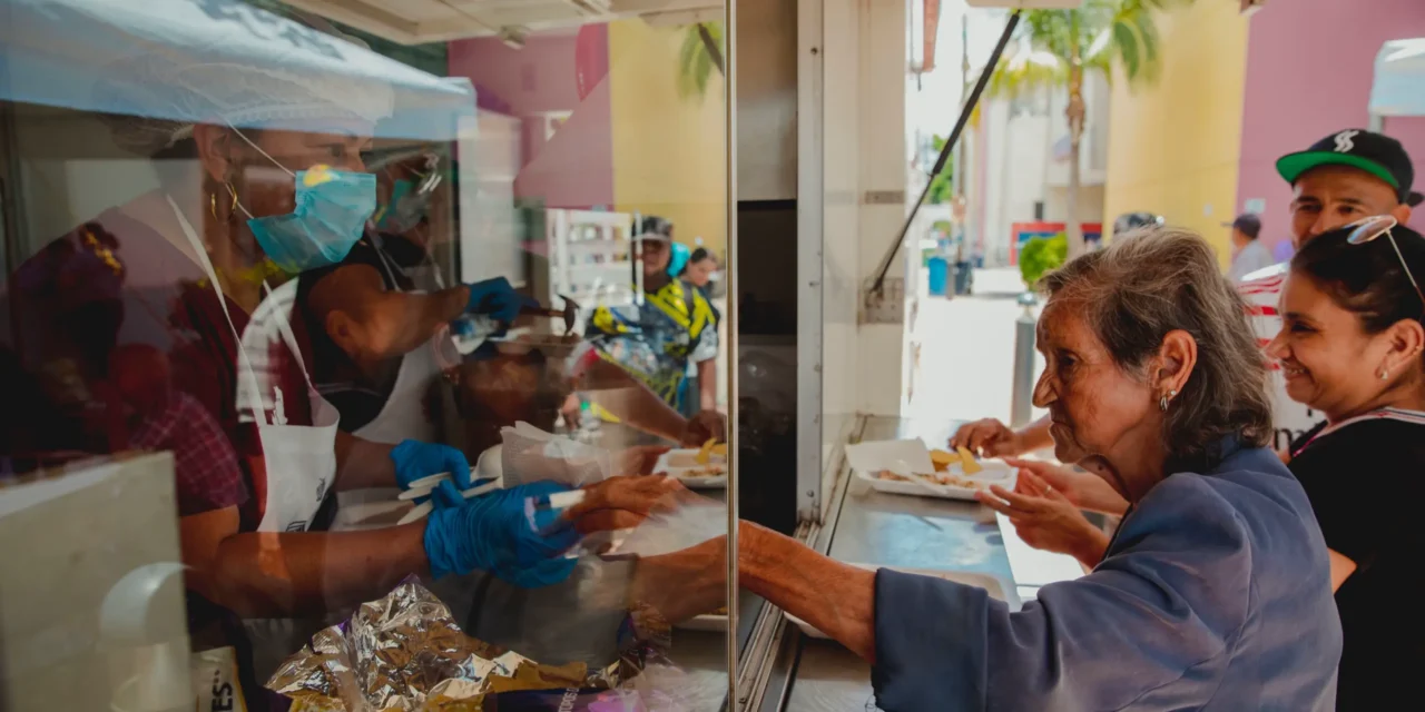 BRINDA LA COCINA MÓVIL DE DIF SINALOA, ALIMENTO Y ESPERANZA AFUERA DEL HOSPITAL PEDIÁTRICO