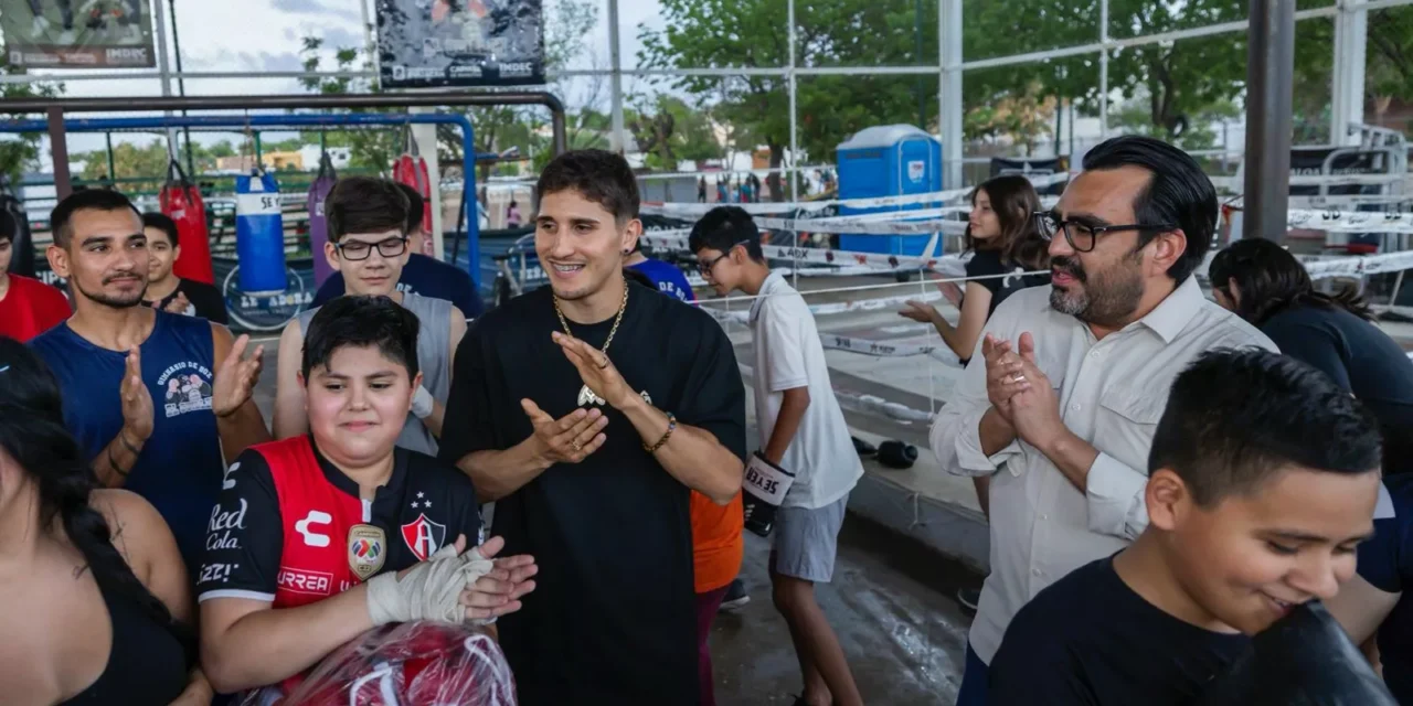 JUAN DE DIOS GÁMEZ Y MARCO VERDE DAN MENSAJE MOTIVACIONAL A JÓVENES DEPORTISTAS EN GIMNASIO DE BOX «EL GUILLÉN»