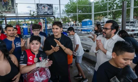 JUAN DE DIOS GÁMEZ Y MARCO VERDE DAN MENSAJE MOTIVACIONAL A JÓVENES DEPORTISTAS EN GIMNASIO DE BOX «EL GUILLÉN»