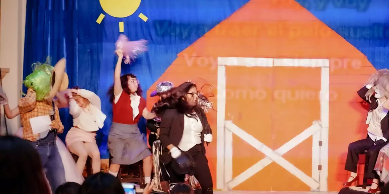 «KARAOKE EL GALLINERO CANTA Y TE CALLAS»: ESTUDIANTES DE TEATRO DEL CMA CANTAN Y DIVIERTEN EN EXAMEN FINAL DE CANTO