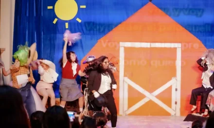 «KARAOKE EL GALLINERO CANTA Y TE CALLAS»: ESTUDIANTES DE TEATRO DEL CMA CANTAN Y DIVIERTEN EN EXAMEN FINAL DE CANTO