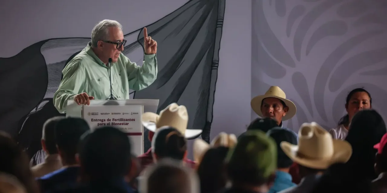GOBERNADOR ROCHA MOYA ENCABEZA PROGRAMA DE ENTREGA DE FERTILIZANTES PARA PRODUCTORES DE RIEGO