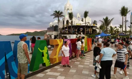 MILES DE TURISTAS VIVEN EL VERANO EN SINALOA