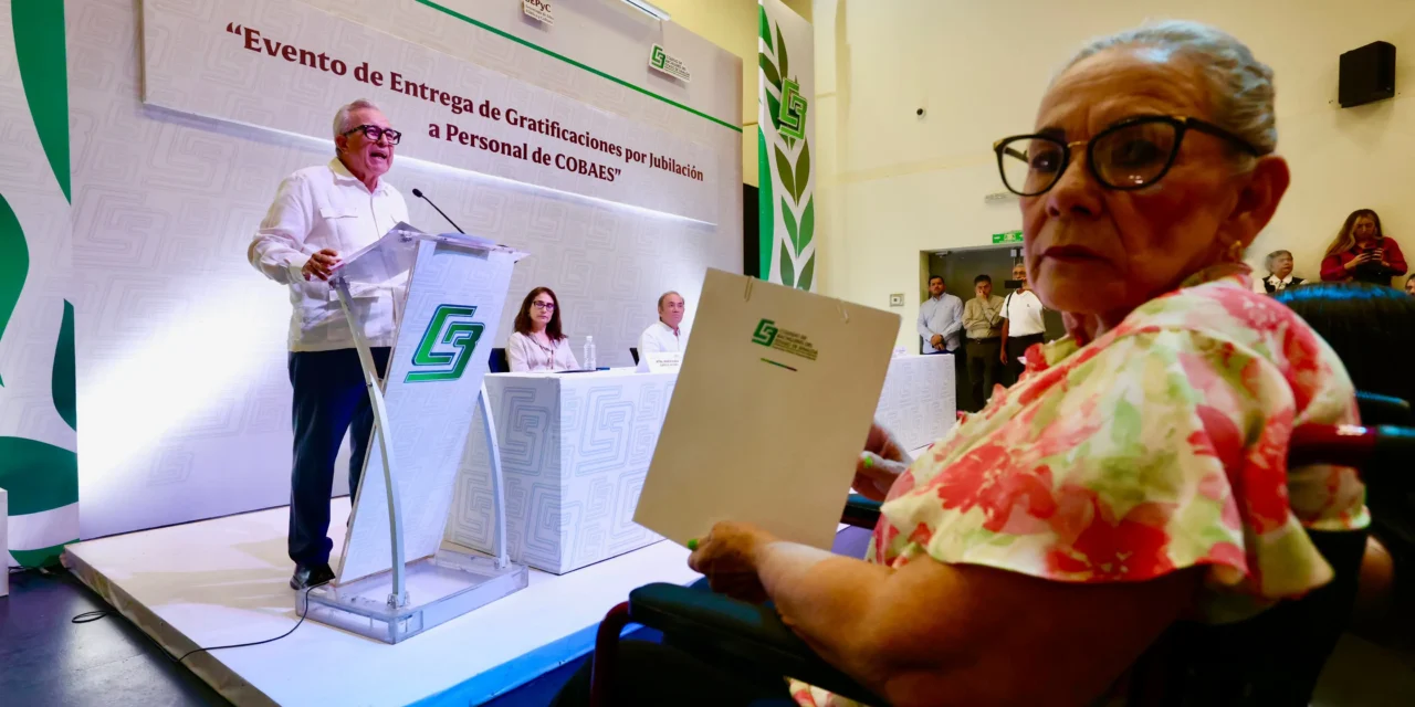ENTREGA GOBERNADOR ROCHA ESTÍMULOS POR JUBILACIÓN A TRABAJADORAS Y TRABAJADORES DEL COLEGIO DE BACHILLERES DEL ESTADO DE SINALOA