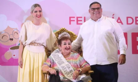 ESTRELLA PALACIOS APAPACHÓ A LAS Y LOS ABUELITOS