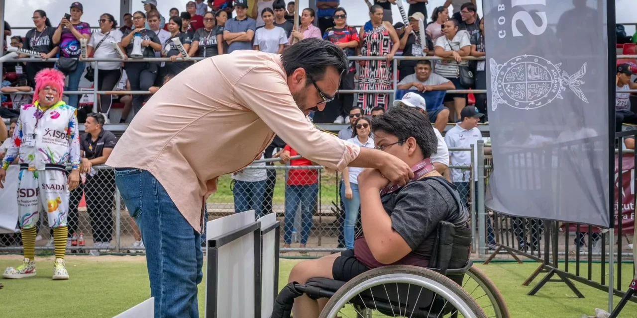 JUAN DE DIOS GÁMEZ PREMIA A LAS Y LOS GANADORES DE LA PARALIMPIADA ESTATAL CONADE 2025