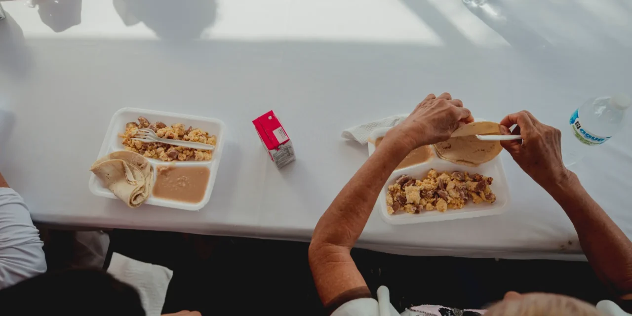 LLEVA DIF SINALOA ALIMENTO CALIENTE A FAMILIAS DEL HOSPITAL GENERAL DE CULIACÁN