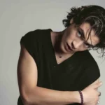 MATÍAS GRUENER ABRE SU CORAZÓN Y LO CONVIERTE EN POP: LAZOS ROJOS, SU ÁLBUM DEBUT, ES UN MANIFIESTO EMOCIONAL EN CLAVE DE VINILO