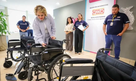 RECIBE LA DRA. ENEYDA ROCHA DONACIÓN DE SILLAS DE RUEDAS POR PARTE DE TIENDAS OXXO