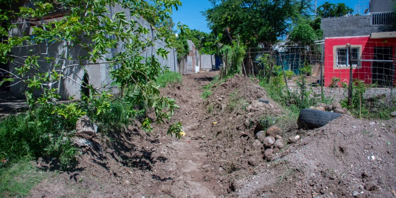 REFUERZA AYUNTAMIENTO ACCIONES PREVENTIVAS CON LIMPIEZA DE ARROYOS EN DISTINTOS SECTORES