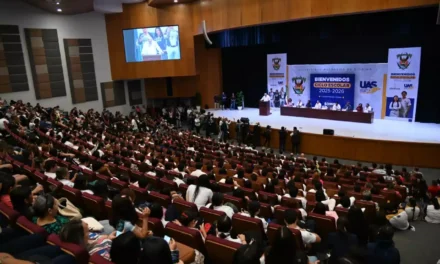 UNIVERSITARIOS DAN LA BIENVENIDA AL CICLO ESCOLAR
