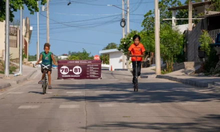 VECINOS DE LA COLONIA RENATO VEGA AGRADECEN A JUAN DE DIOS GÁMEZ LA PAVIMENTACIÓN DE CUATRO CALLES