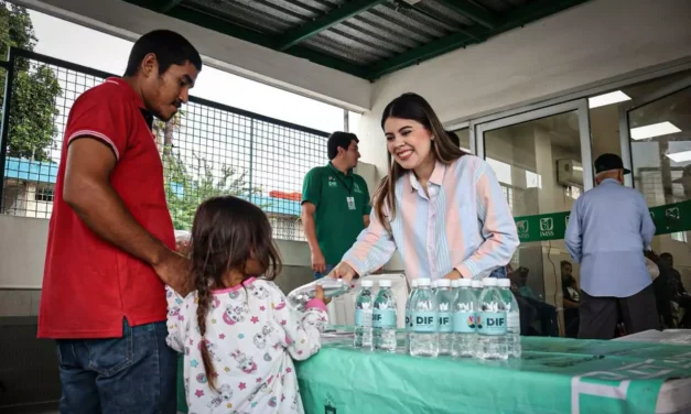 CON ALIMENTO CALIENTE Y CERCANÍA, DIF CULIACÁN ACOMPAÑA A FAMILIAS EN EL IMSS REGIONAL 1 ESTE JUEVES LLUVIOSO
