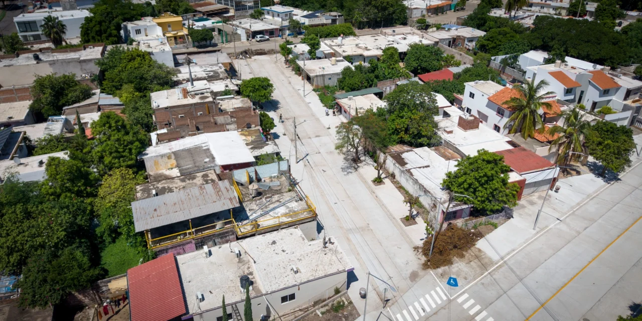 CONTRALORÍA SOCIAL SUPERVISA AVANCE DE OBRA DE PAVIMENTACIÓN EN LA COL. EMILIANO ZAPATA