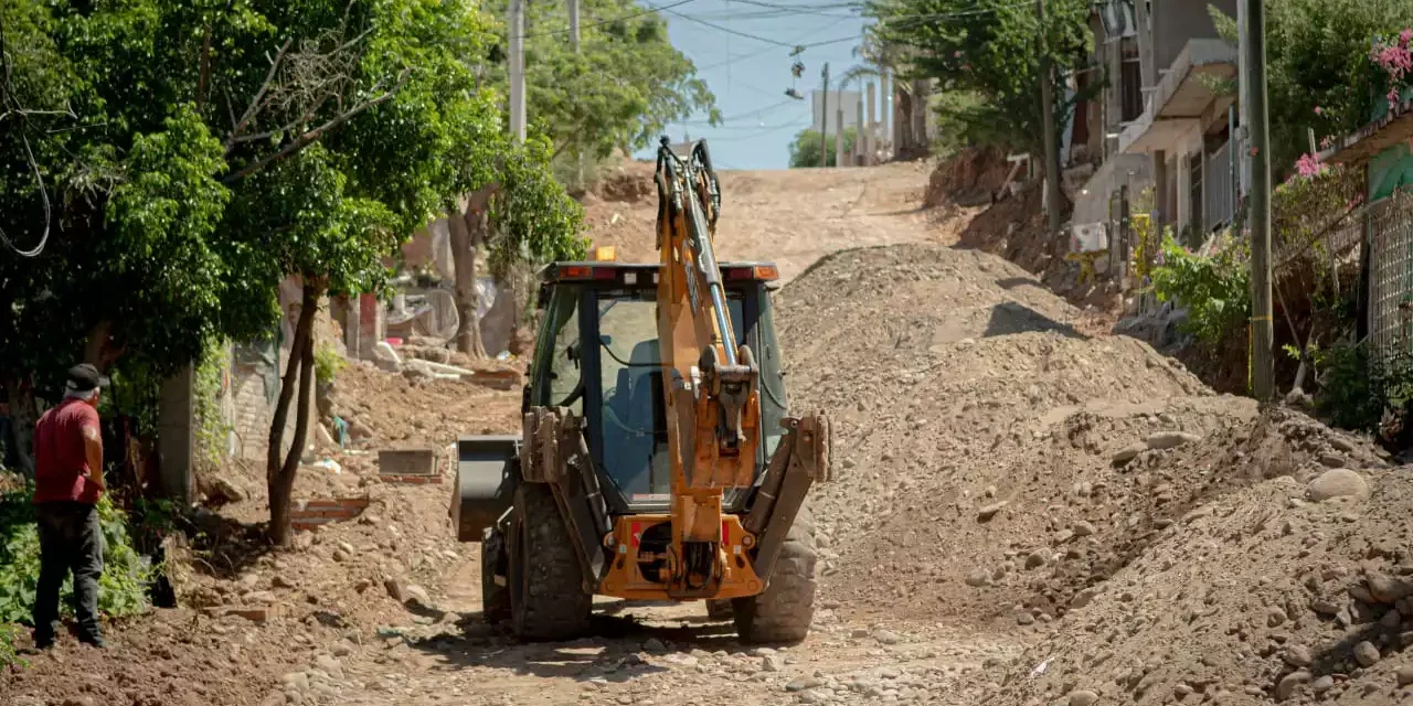 CONTRALORÍA SOCIAL SUPERVISA AVANCES DE PAVIMENTACIÓN EN LA COLONIA FRANCISCO ALARCÓN FRAGOSO