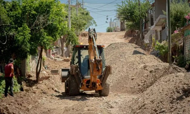 CONTRALORÍA SOCIAL SUPERVISA AVANCES DE PAVIMENTACIÓN EN LA COLONIA FRANCISCO ALARCÓN FRAGOSO