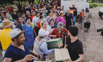 ENTREGA EL GOBERNADOR RUBÉN ROCHA APOYOS A FAMILIAS AFECTADAS POR LAS LLUVIAS EN AHOME
