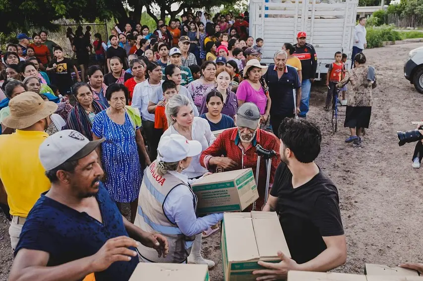ENTREGA EL GOBERNADOR RUBÉN ROCHA APOYOS A FAMILIAS AFECTADAS POR LAS LLUVIAS EN AHOME
