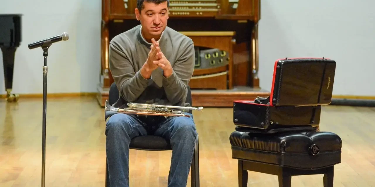 EL TROMPETISTA PACHO FLORES OFRECIÓ CLASE MAGISTRAL EN EL CONSERVATORIO NACIONAL DE MÚSICA