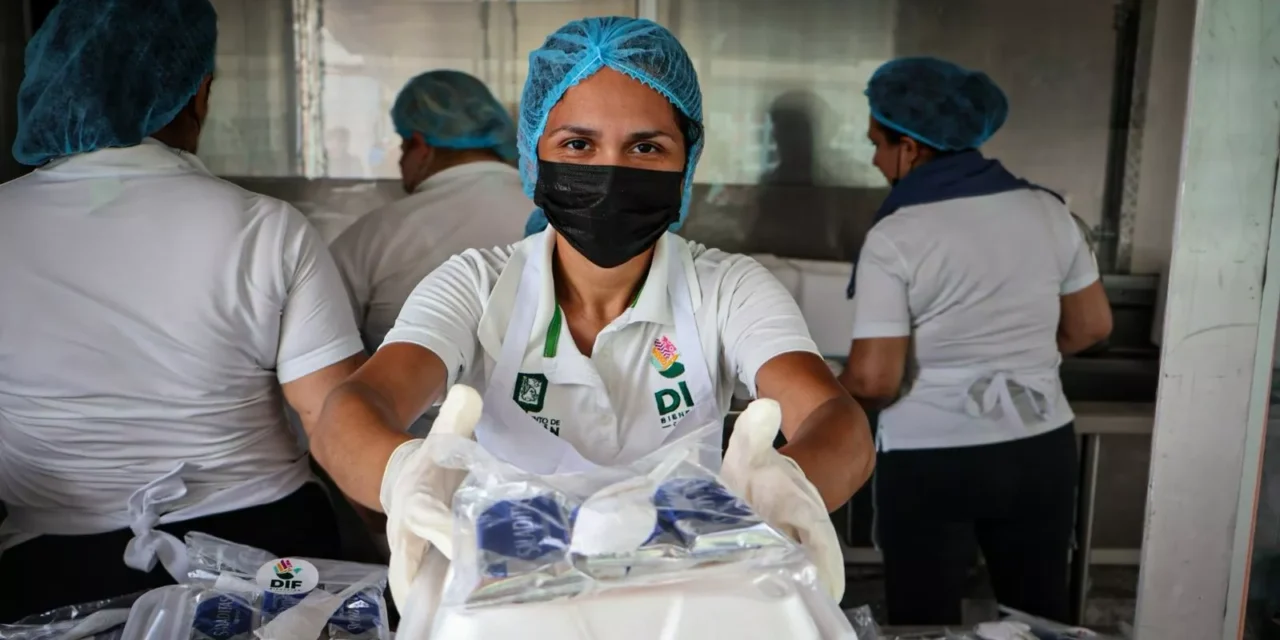 ENTREGA DIF CULIACÁN APOYO ALIMENTARIO A FAMILIAS DEL HOSPITAL GENERAL A TRAVÉS DE LA COCINA MÓVIL ALAJIBUA