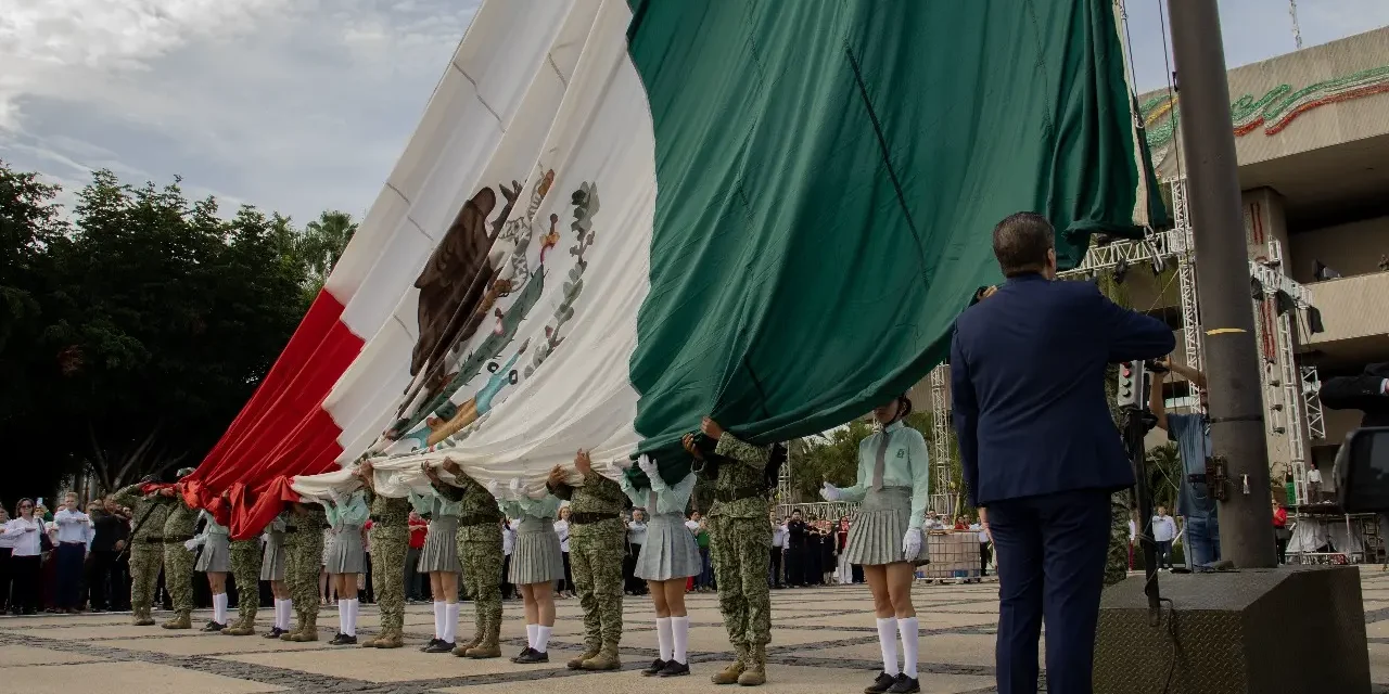 CON HOMENAJE CÍVICO CONMEMORAN EL 215 ANIVERSARIO DEL GRITO DE INDEPENDENCIA EN MÉXICO