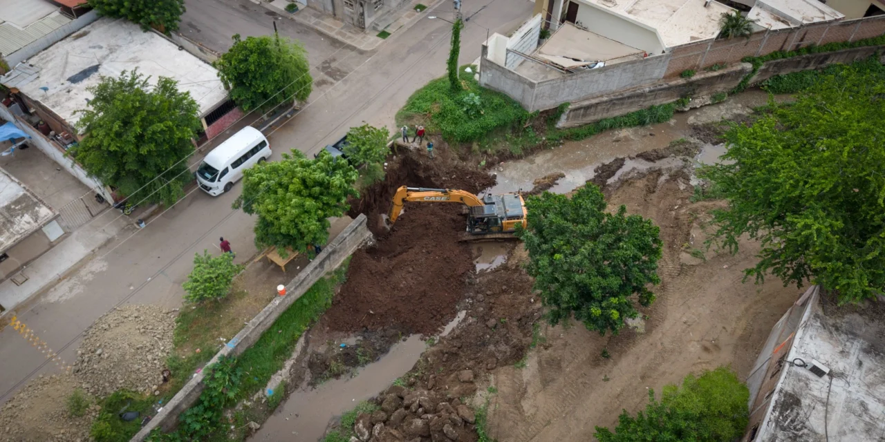 INICIA CONSTRUCCIÓN DE MURO DE CONTENCIÓN EN ARROYO DE LA COLONIA 5 DE FEBRERO