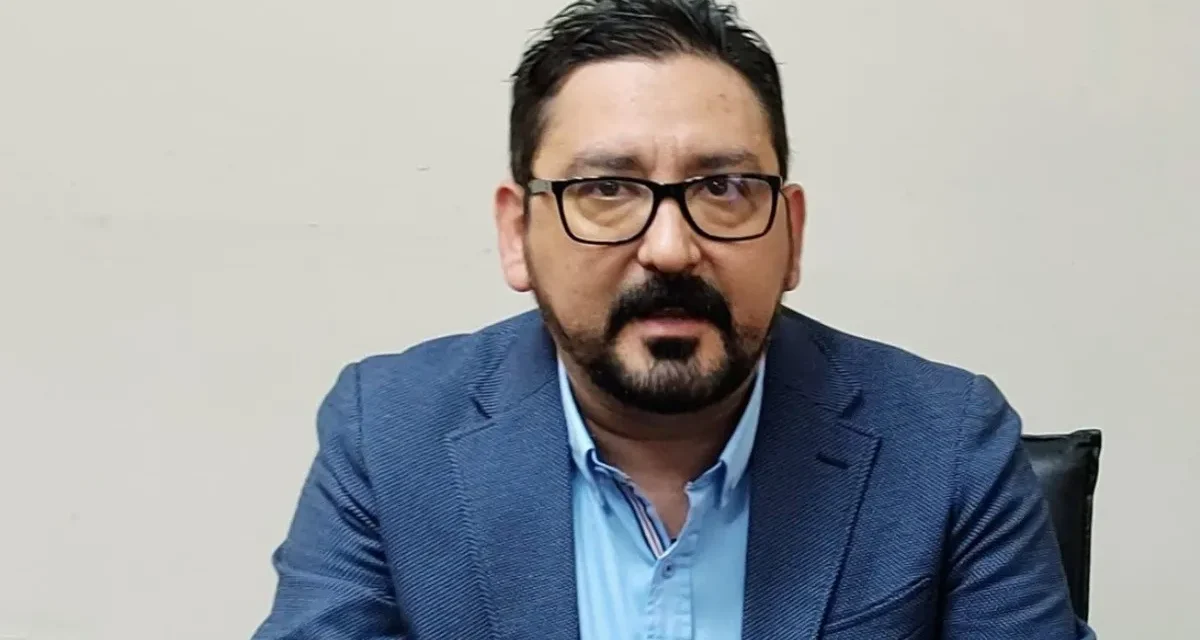 ES AHUIZOTL LÓPEZ PRESIDENTE DE COMISIÓN DE RELACIONES INSTITUCIONALES DE ADECEM