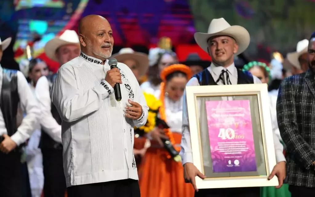 ¡40 AÑOS DE PASIÓN POR LA DANZA!