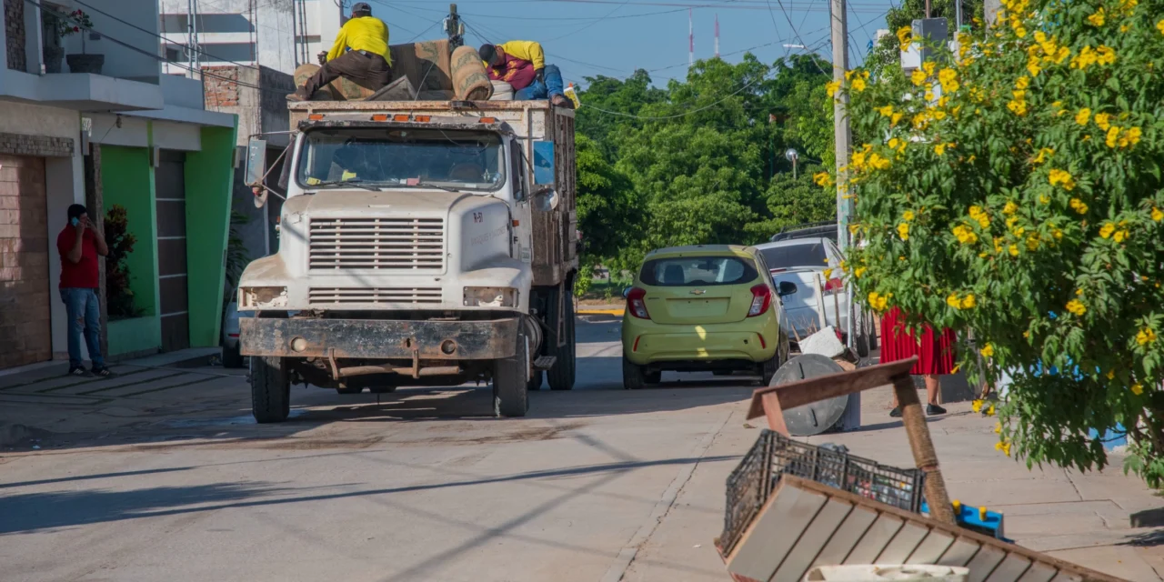 AYUNTAMIENTO DE CULIACÁN REFUERZA JORNADA DE DESCACHARRIZACIÓN EN LA COLONIA AMISTAD