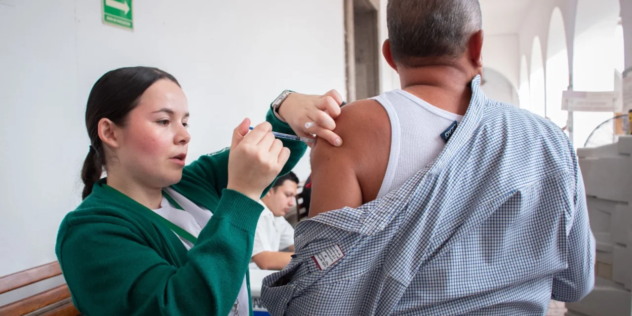 CONTINÚA LA JORNADA DE VACUNACIÓN EN EL AYUNTAMIENTO DE CULIACÁN