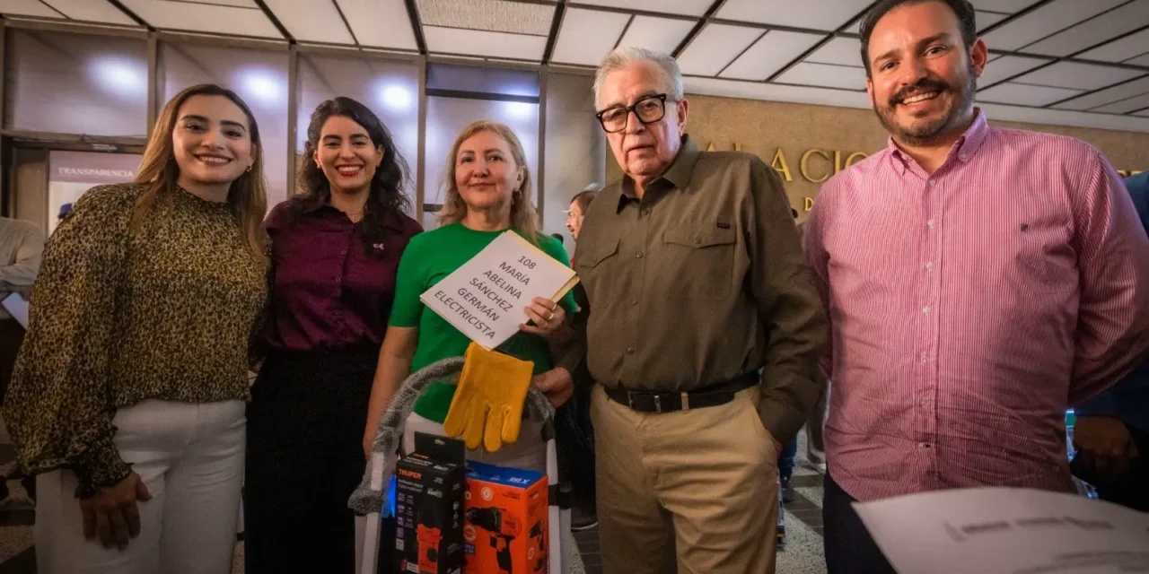 ENTREGA GOBERNADOR ROCHA EQUIPAMIENTO PARA OFICIOS DEL PROGRAMA SABER HACER