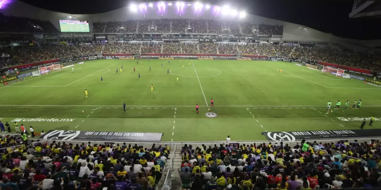 GRAN ASISTENCIA EN EL ESTADIO EL ENCANTO DURANTE EL PARTIDO MAZATLÁN FC VS AMÉRICA