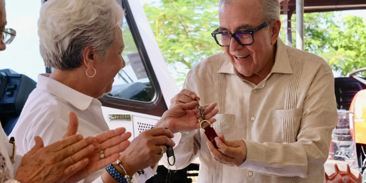 GOBERNADOR ROCHA ENTREGA EQUIPAMIENTO PARA DESARROLLO PROFESIONAL EN LA UNIVERSIDAD TECNOLÓGICA DE CULIACÁN