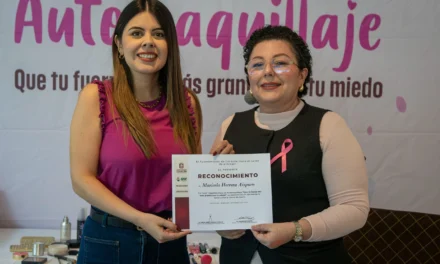 IMPARTEN CLASE DE AUTOMAQUILLAJE QUE PROMUEVE LA SORORIDAD Y LA LUCHA CONTRA EL CÁNCER DE MAMA