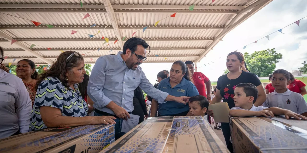 JUAN DE DIOS GÁMEZ CUMPLE COMPROMISO CON ESCUELA PRIMARIA DE CASAS BLANCAS, HIGUERAS DE ABUYA