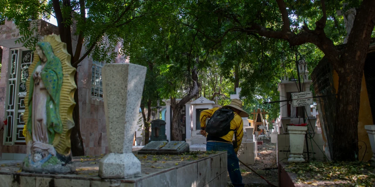 REALIZAN LABORES DE LIMPIEZA EN PANTEONES DE CULIACÁN PREVIO AL DÍA DE MUERTOS