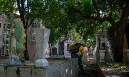 REALIZAN LABORES DE LIMPIEZA EN PANTEONES DE CULIACÁN PREVIO AL DÍA DE MUERTOS