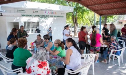 VECINAS DE LA COLONIA LA AMISTAD ELABORAN FLORES ETERNAS EN TALLER COMUNITARIO