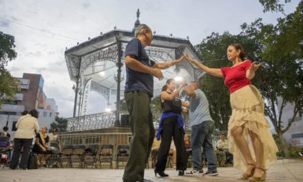 TARDES DE DANZÓN REÚNEN A FAMILIAS Y AMIGOS EN LA PLAZUELA OBREGÓN