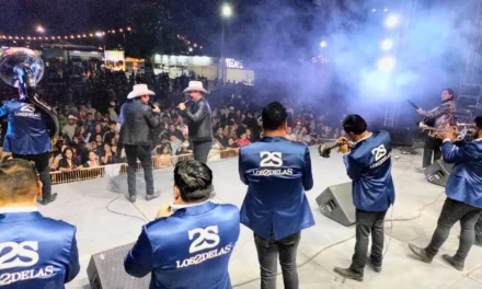 LOS 2 DE LA S EVOLUCIONAN Y REVOLUCIONAN EL ESCENARIO DEL TEATRO DEL PUEBLO